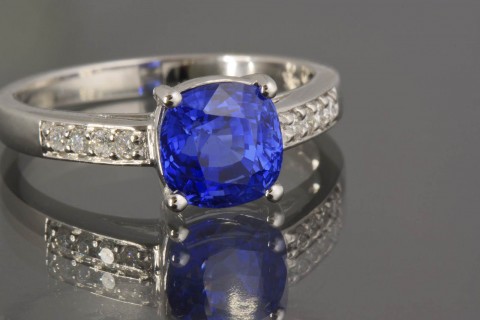 Choose A Trusted Jeweller for Your Sapphire Engagement Rings